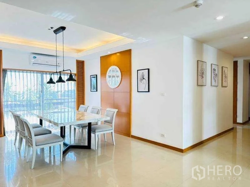 房间 出租 - 明亮餐厅，大窗、三头吊灯与白色餐桌椅。