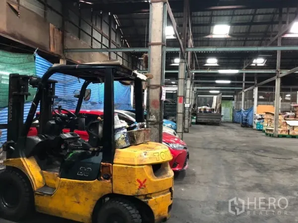 คลังสินค้า ให้เช่าในBang Kho Laem, Bangkok - ภายในโกดังหลังคาสูง มีรถโฟร์กลิฟท์และพื้นที่เก็บสินค้า