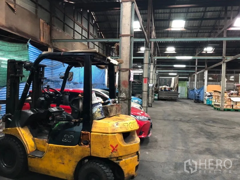 คลังสินค้า ให้เช่าในBang Kho Laem, Bangkok - ภายในโกดังหลังคาสูง มีรถโฟร์กลิฟท์และพื้นที่เก็บสินค้า