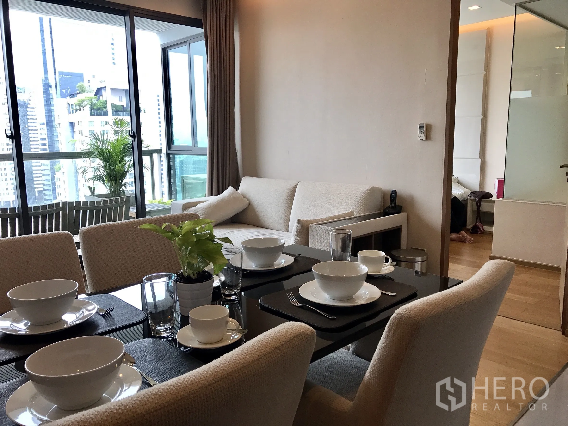 公寓 出租或出售在Bang Rak, Bangkok - 客餐厅一体连接阳台，采光充足并享城市景观。