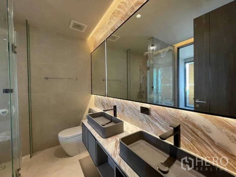 คอนโด ขายในPhaya Thai, Bangkok - ห้องน้ำหรูพร้อมอ่างล้างหน้าคู่ กระจกไฟซ่อน และชาวเวอร์แบบวอล์กอิน