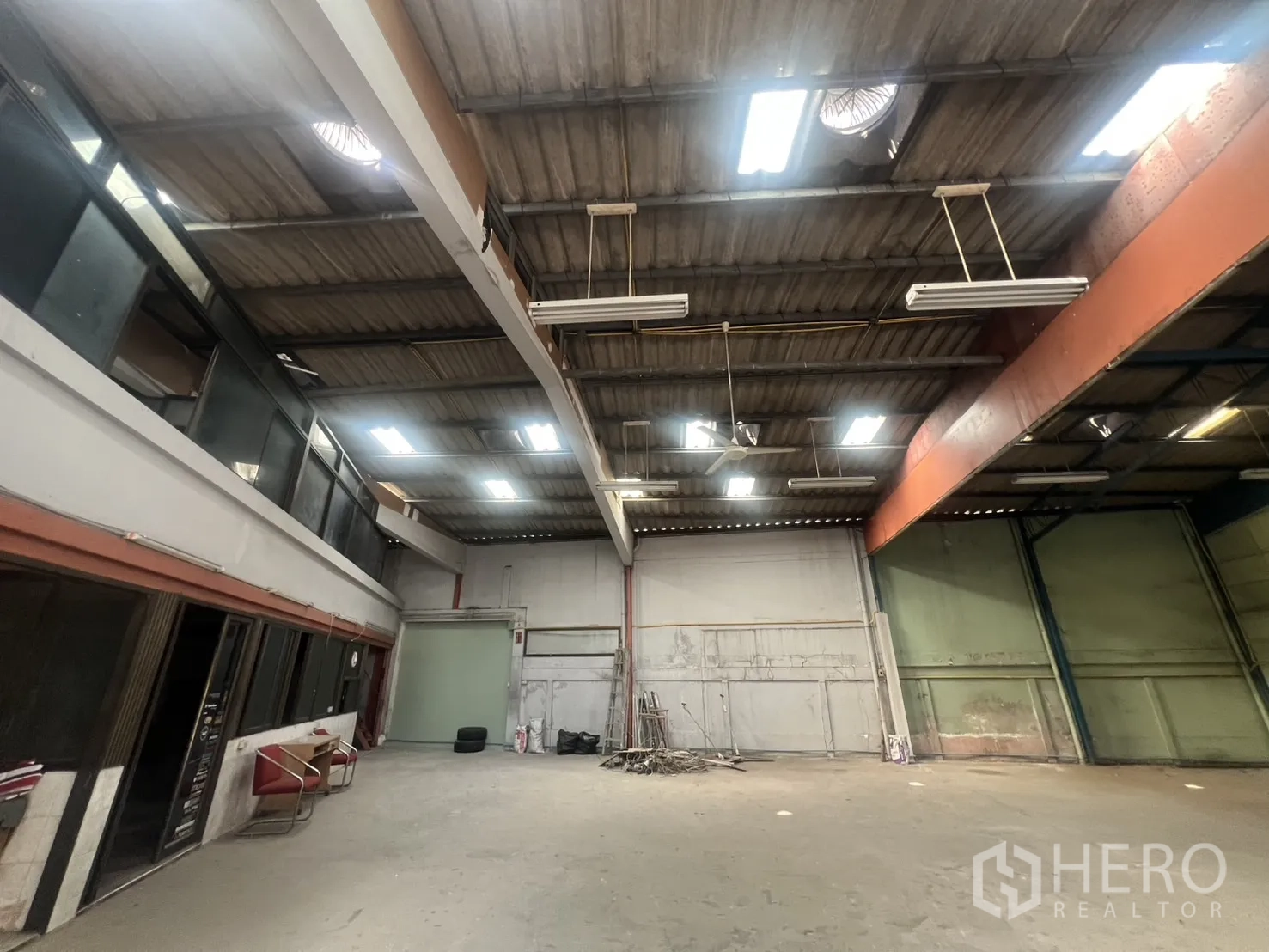คลังสินค้า ให้เช่าในKhlong Toei, Bangkok - เพดานสูงติดไฟแขวน ข้างออฟฟิศชั้นลอย
