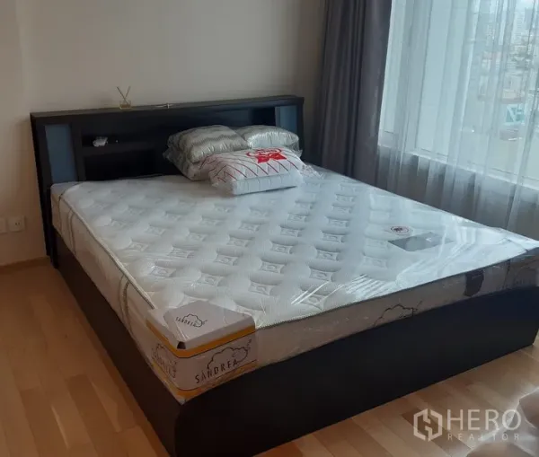 คอนโด ให้เช่าในKhlong Toei, Bangkok - ห้องนอนสว่าง เตียงขนาดใหญ่ พื้นไม้โทนอ่อน ข้างหน้าต่างบานกว้างมองเห็นวิวเมือง