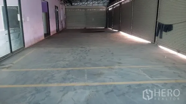 展厅 出租在Bueng Kum, Bangkok - 通透的室内空间，混凝土地面、挑高天花，卷闸门可直通车辆。