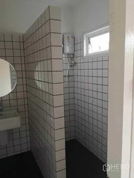 联排别墅 出租或出售在Din Daeng, Bangkok - 浴室白色方砖，独立淋浴区，小窗与圆镜洗手盆。