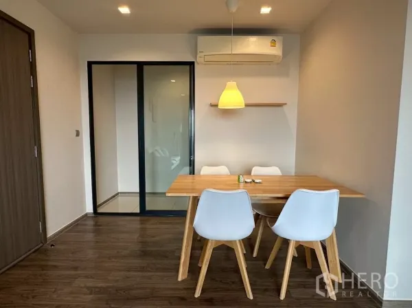 คอนโด ให้เช่าในChatuchak, Bangkok - มุมทานอาหารแบบมินิมอลพร้อมชั้นวางของผนัง