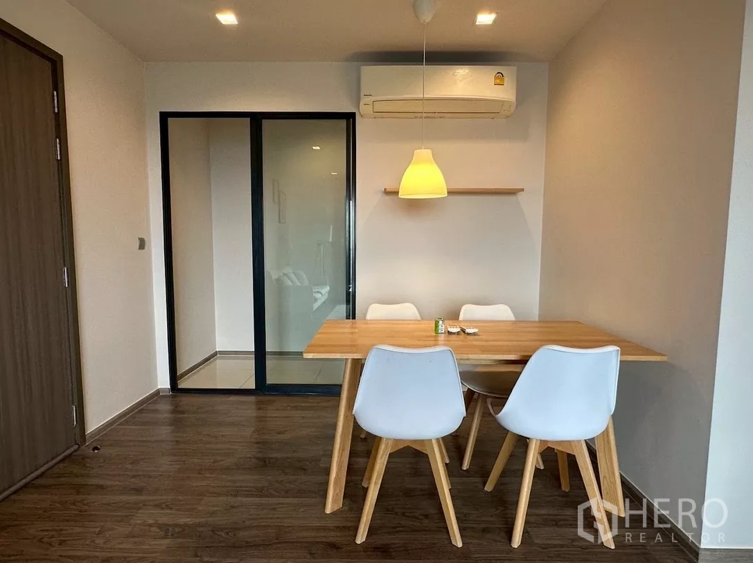 คอนโด ให้เช่าในChatuchak, Bangkok - มุมทานอาหารแบบมินิมอลพร้อมชั้นวางของผนัง