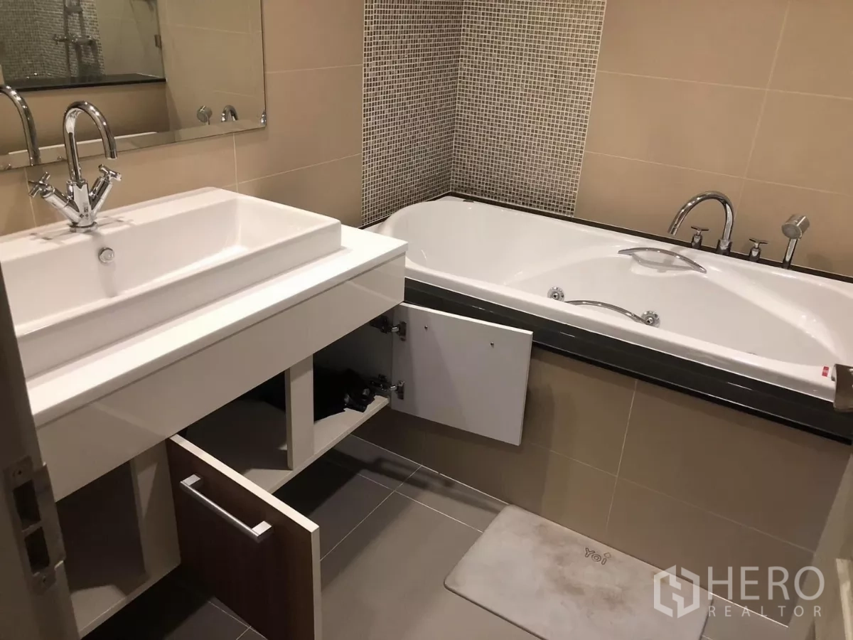 Detached House for rent in Bang Khae, Bangkok - Bathroom with large soaking tub, mosaic accent wall and modern vanity.