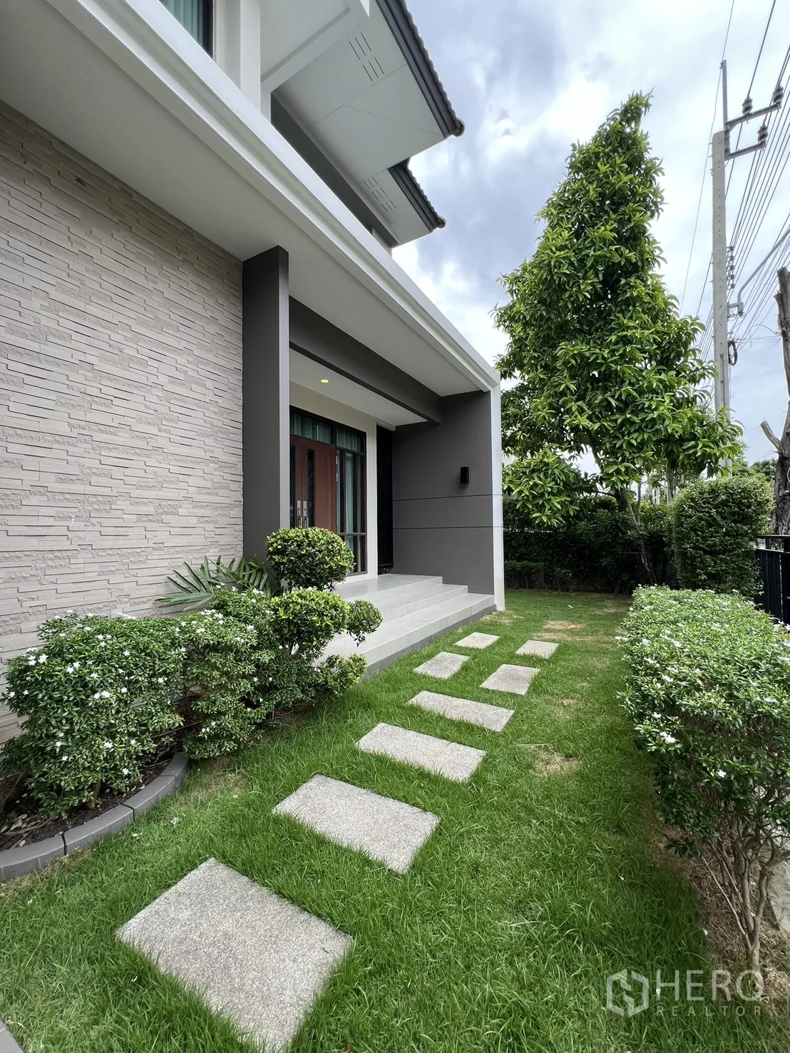 บ้าน ให้เช่าหรือขายในPrawet, Bangkok - สวนหน้าบ้าน ทางเดินหิน สนามหญ้า และเฉลียงทางเข้า