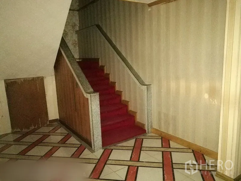 零售空间 出租在Khlong Toei, Bangkok - 室内楼梯，红色地毯与木质扶手。