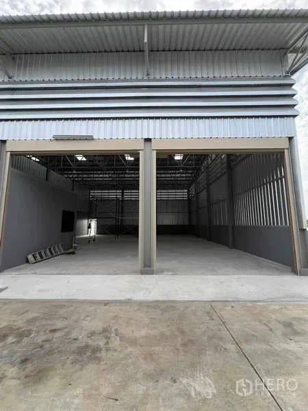 Warehouse for rent in Phra Samut Chedi, Samut Prakan - Front of the warehouse with two wide loading bays beneath a high metal roof.