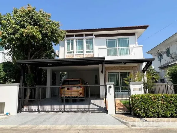 บ้าน ให้เช่าในBang Kapi, Bangkok - หน้าบ้านสไตล์โมเดิร์น 2 ชั้น พร้อมโรงจอดรถ 2 คันและรั้วหน้าบ้าน