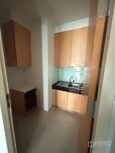 สำนักงาน ให้เช่าในBang Na, Bangkok - แพนทรีขนาดกะทัดรัด มีอ่างล้างจาน ตู้แขวน และเคาน์เตอร์ลายไม้