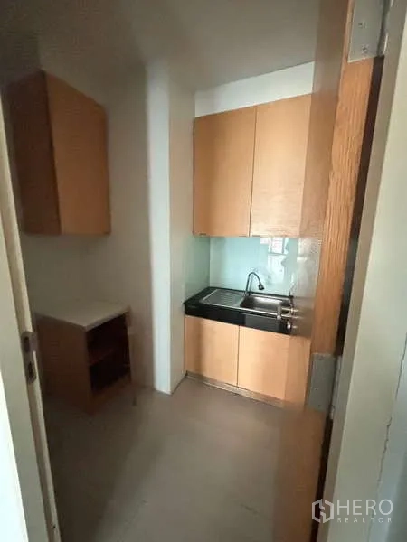 สำนักงาน ให้เช่าในBang Na, Bangkok - แพนทรีขนาดกะทัดรัด มีอ่างล้างจาน ตู้แขวน และเคาน์เตอร์ลายไม้