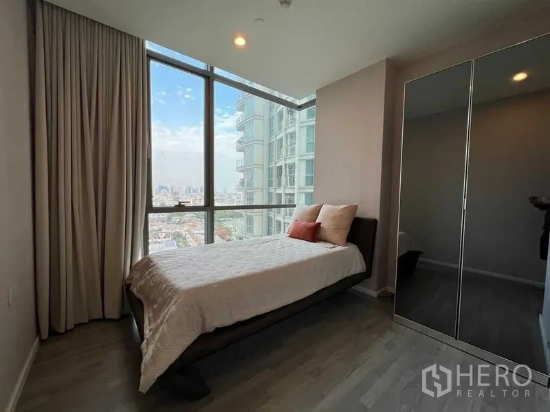 คอนโด ให้เช่าในWatthana, Bangkok - ห้องนอนสว่าง กระจกเต็มบาน เห็นวิวสกายไลน์