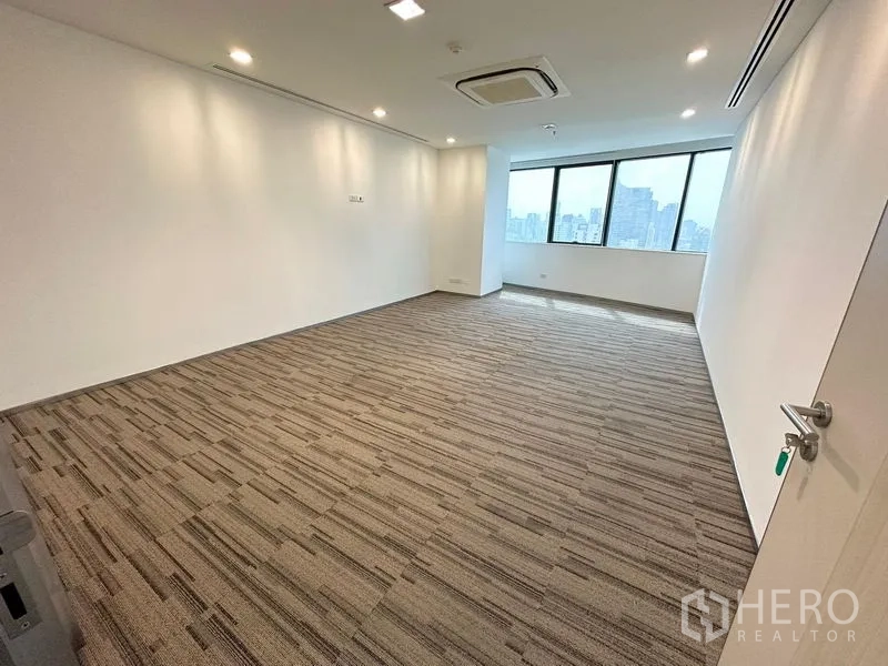 สำนักงาน ให้เช่าในWatthana, Bangkok - ห้องทำงานปิดมิดชิด มีดาวน์ไลท์ แอร์แบบคาสเซ็ต และหน้าต่างเห็นวิวเมือง