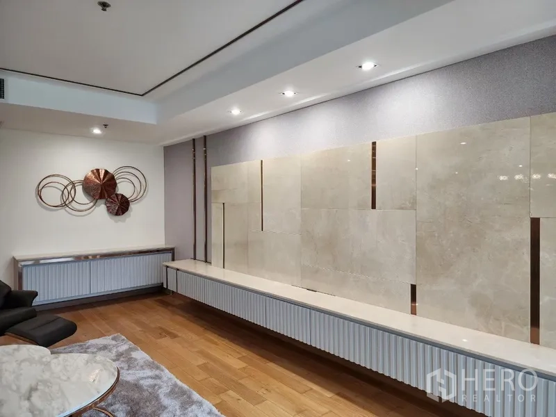 公寓 出租在Khlong Toei, Bangkok - 客厅电视背景墙与长柜台