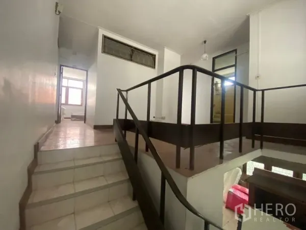 สำนักงานที่บ้าน ให้เช่าในKhlong Toei, Bangkok - ชานพักชั้นกลาง พร้อมราวจับสีเข้มและขั้นบันไดแยกระดับ