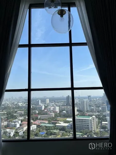 公寓 出租在Sathon, Bangkok - 透过高窗眺望曼谷天际线与城市景观的晴天视野。