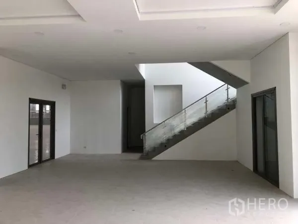 工厂 出租或出售在Samut Prakan - 宽敞门厅，玻璃栏杆楼梯与滑动玻璃门。