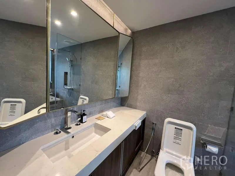 คอนโด ให้เช่าในWatthana, Bangkok - ห้องน้ำสไตล์โมเดิร์น พร้อมเคาน์เตอร์ยาว กระจกบานใหญ่ และสุขภัณฑ์