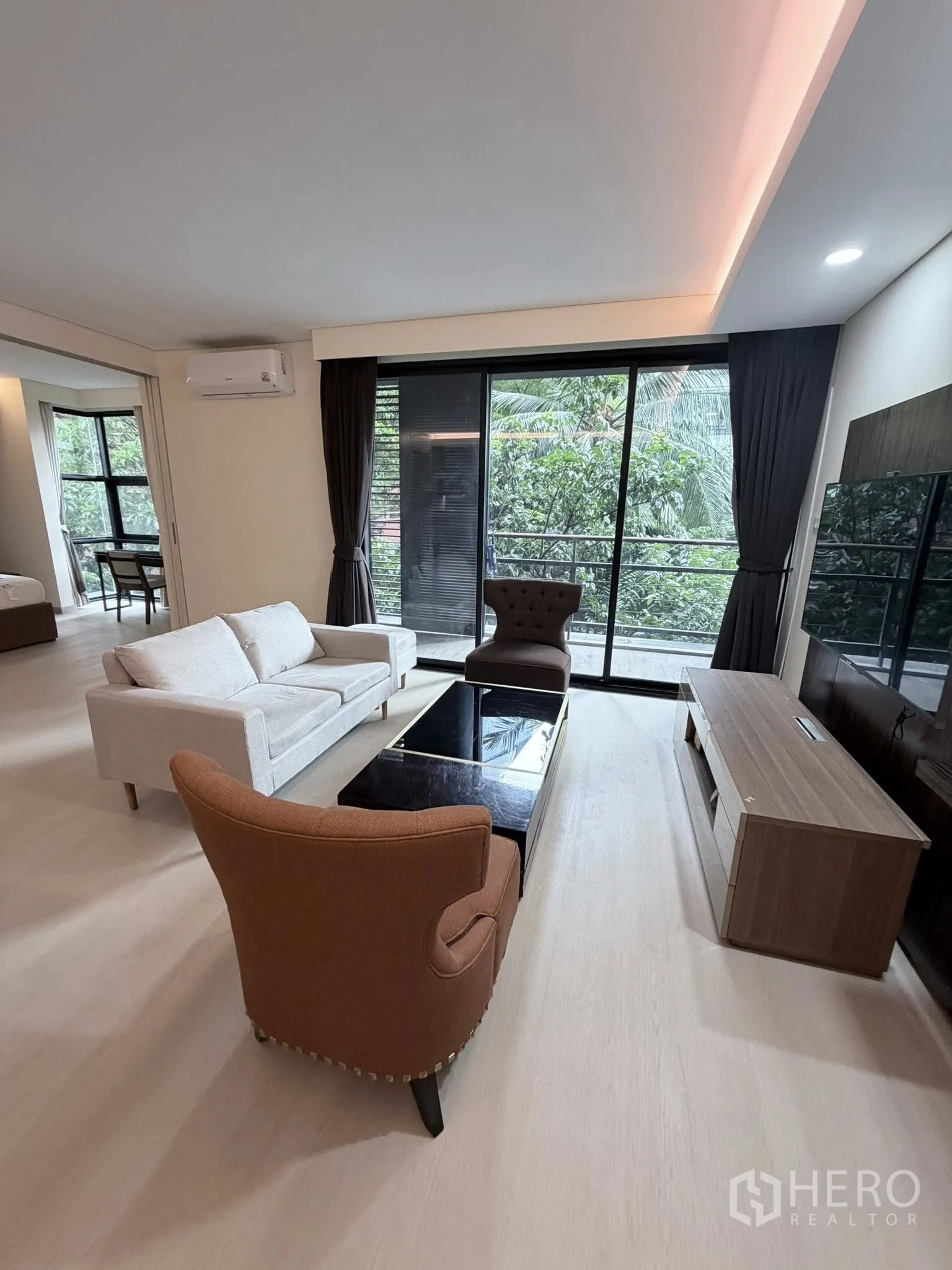 คอนโด for rent in Watthana, Bangkok - ห้องนั่งเล่นสว่างมีโซฟา เก้าอี้นวม โต๊ะกลาง และระเบียงด้านนอก