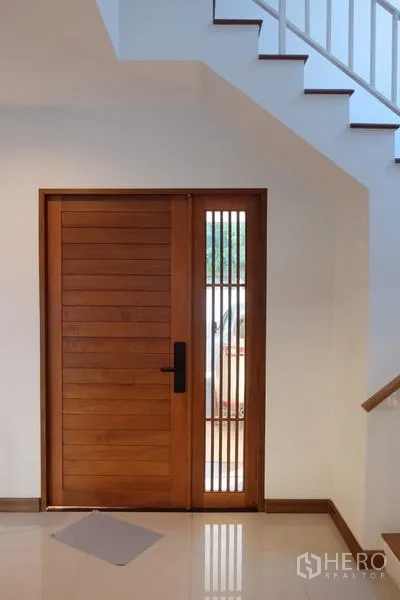Detached House for rent in Bang Phli, Samut Prakan - Entry hall with solid wood front door beside the staircase.
