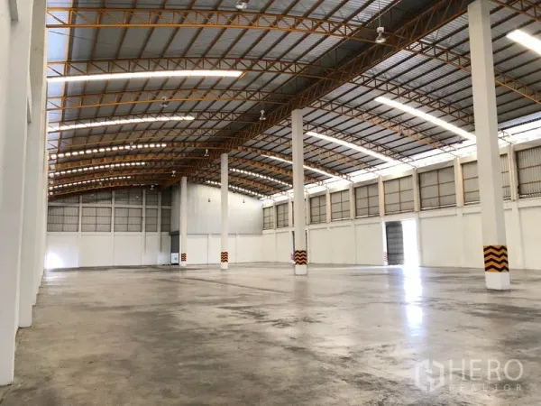 คลังสินค้า ให้เช่าในPhra Nakhon Si Ayutthaya - ภายในโกดังโปร่งโล่ง โครงหลังคาเหล็กสูง พื้นคอนกรีตขัดมัน