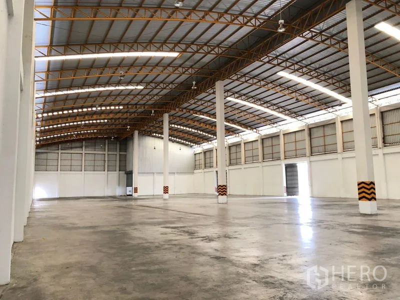 คลังสินค้า ให้เช่าในPhra Nakhon Si Ayutthaya - ภายในโกดังโปร่งโล่ง โครงหลังคาเหล็กสูง พื้นคอนกรีตขัดมัน