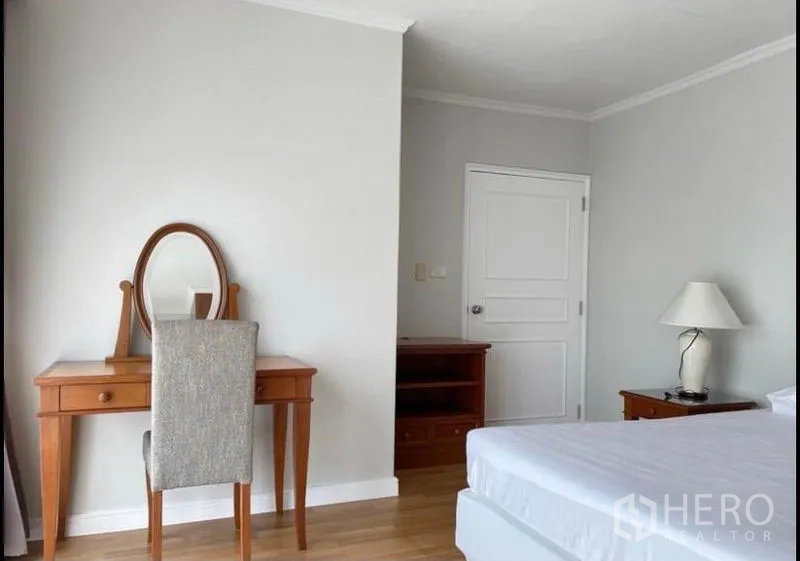 公寓 出租在Sathon, Bangkok - 卧室一角，配梳妆台、椅子与床头柜。