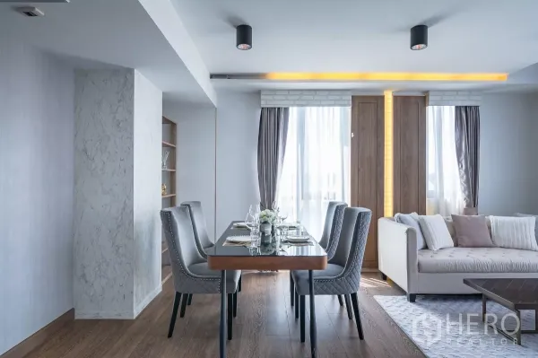 คอนโด ให้เช่าหรือขายในPhra Khanong, Bangkok - มุมทานอาหารเก้าอี้บุนุ่มหกที่นั่ง ข้างหน้าต่างบานใหญ่และมุมโซฟา