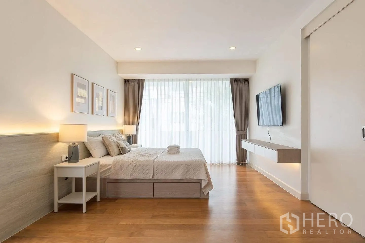 独栋房屋 for rent in Saphan Sung, Bangkok - 宽敞卧室，配大床、壁挂电视与落地窗帘。