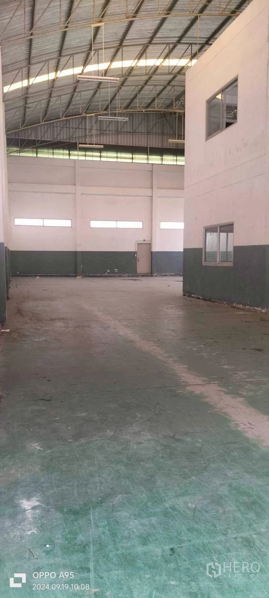 โรงงาน ให้เช่าในKhlong Luang, Pathum Thani - มุมมองทางยาวของโกดังใต้หลังคาโค้ง พร้อมแผ่นรับแสง