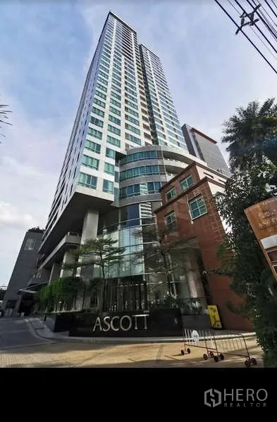 คอนโด ขายในSathon, Bangkok - อาคารสูง Ascott Sathorn Bangkok มุมมองด้านหน้าเข้าโครงการสมัยใหม่.