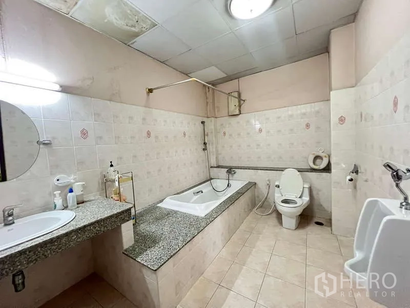 店屋 出租 - 瓷砖卫浴，内嵌浴缸、洗手台与坐便器。