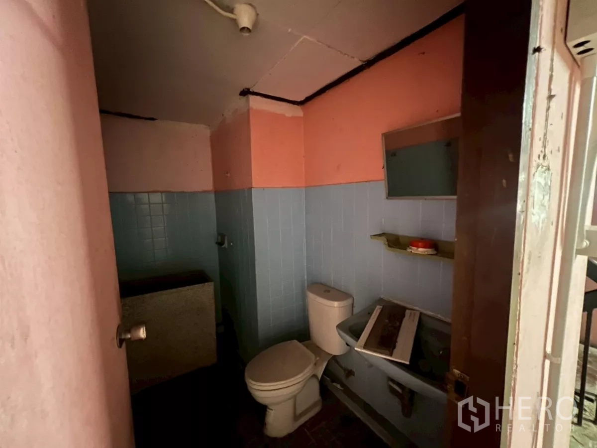 店屋 出租在Watthana, Bangkok - 小型卫生间，蓝色瓷砖，含坐便与台盆，待翻新。