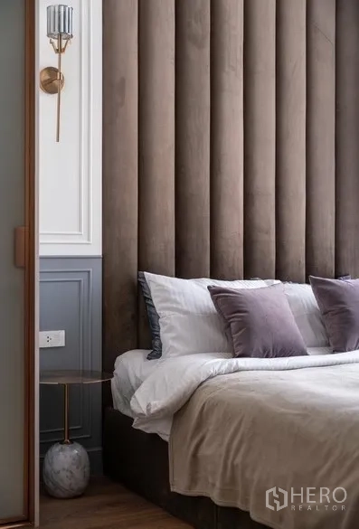 คอนโด ให้เช่าในWatthana, Bangkok - ห้องนอนสไตล์โมเดิร์นมีหัวเตียงบุนุ่ม ชุดเครื่องนอน และโคมไฟผนัง