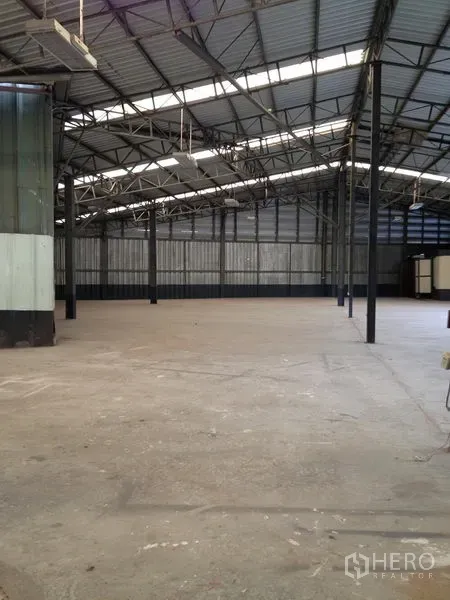 货栈 出租在Bang Khen, Bangkok - 仓库内部宽敞，钢结构屋顶带采光带，开阔混凝土地面。