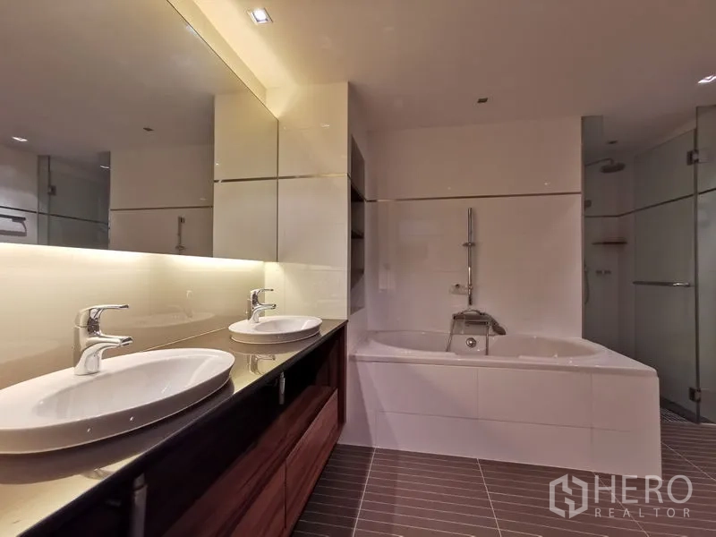 คอนโด ให้เช่าหรือขายในPhaya Thai, Bangkok - มุมมองห้องน้ำอีกด้านพร้อมกระจกไฟส่องสว่าง อ่างคู่ และอ่างอาบน้ำลึก