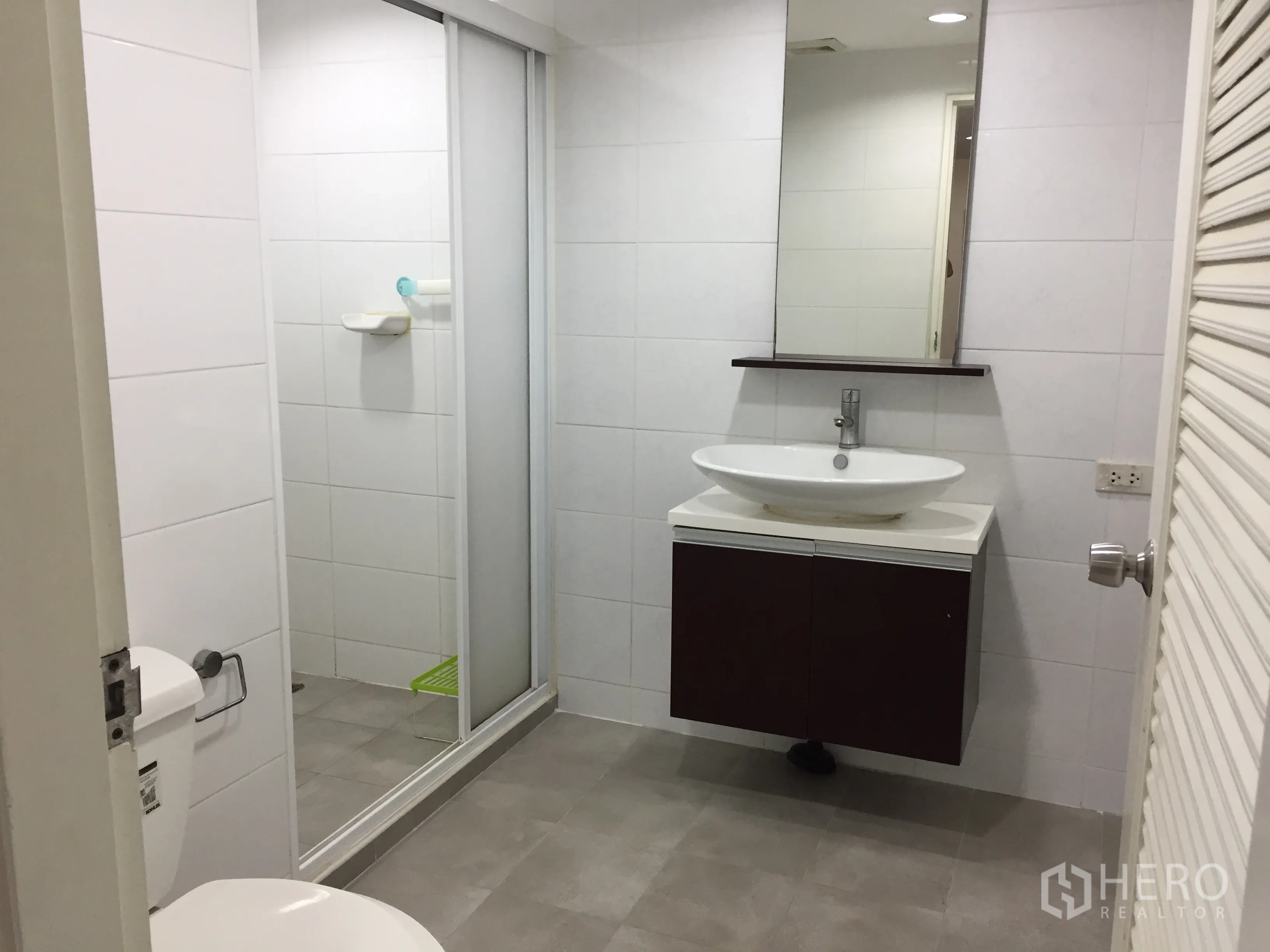 คอนโด ให้เช่าในWatthana, Bangkok - ห้องน้ำสะอาด มีตู้ shower กระจกบานใหญ่ และอ่างล้างหน้า