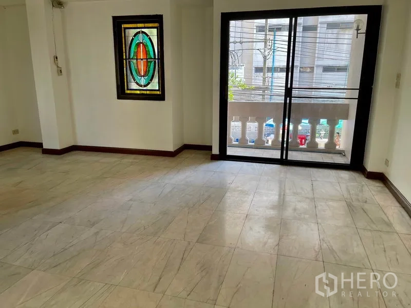 สำนักงานที่บ้าน ให้เช่าในKhlong Toei, Bangkok - ห้องพื้นลายหินอ่อน กระจกสี และประตูกระจกบานเลื่อนไปยังระเบียง