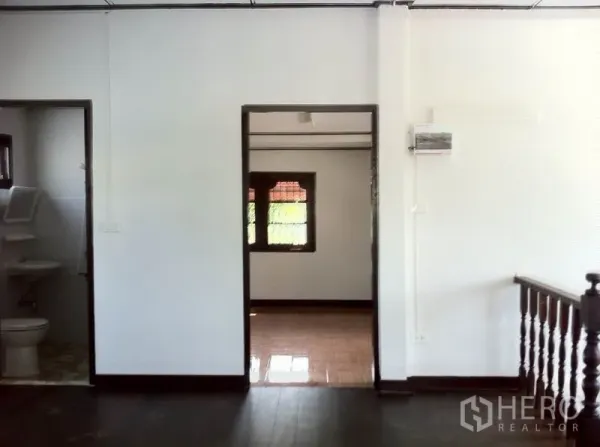 คลังสินค้า ให้เช่าในLam Luk Ka, Pathum Thani - โถงชั้นบนของอาคาร พร้อมทางเข้าห้องและห้องน้ำ