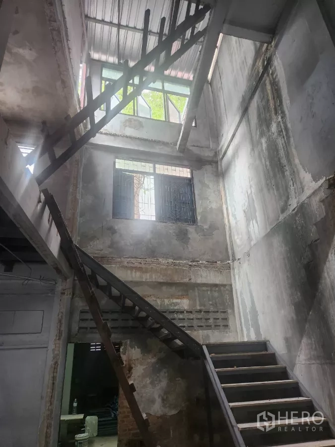 店屋 出租在Watthana, Bangkok - 高挑中庭，金属楼梯与采光窗户