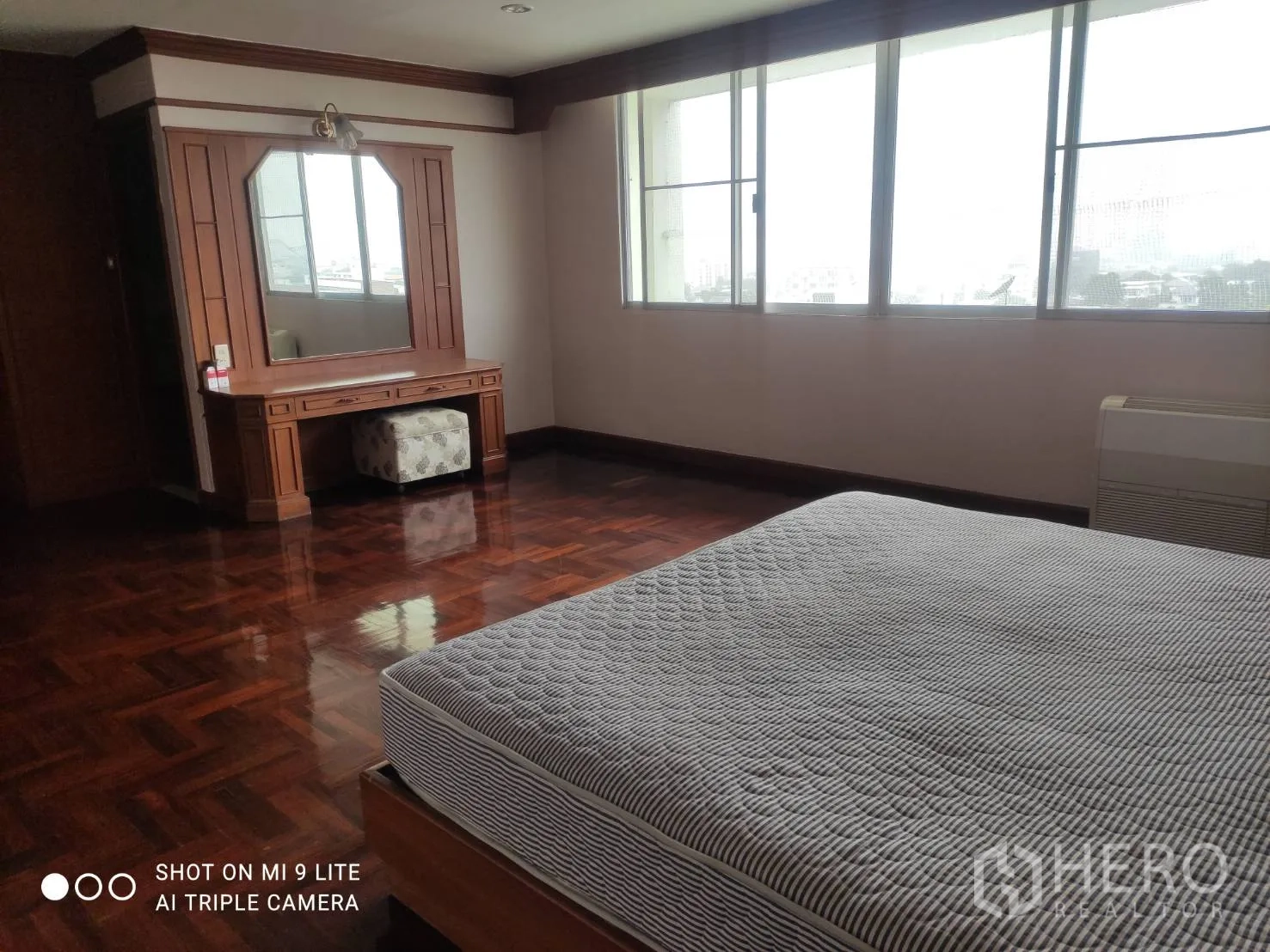 อพาร์ทเมนท์ ให้เช่าในWatthana, Bangkok - ห้องนอนกว้าง พื้นปาร์เกต์ หน้าต่างบานใหญ่ พร้อมโต๊ะเครื่องแป้งไม้