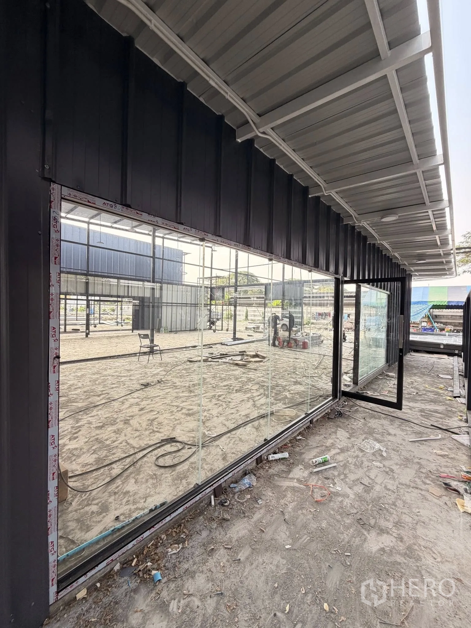 โกดัง for rent in Bang Kapi, Bangkok - กระจกเต็มบานด้านหน้าอาคารพร้อมกันสาดเมทัลชีท