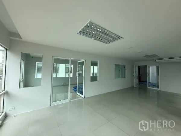 สำนักงาน ให้เช่าในBueng Kum, Bangkok - ชั้นสำนักงานแบบโอเพ่นสเปซ กั้นห้องกระจกและพื้นกระเบื้องเงา