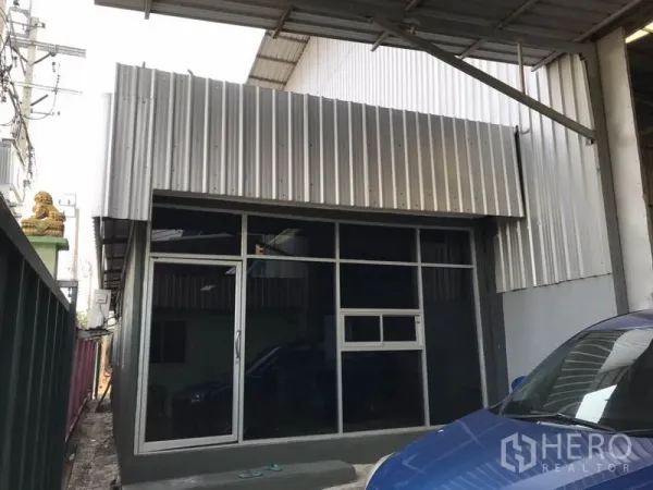 คลังสินค้า ให้เช่าในMueang Samut Prakan, Samut Prakan - ด้านหน้าออฟฟิศกั้นกระจกติดกับโกดัง มีทางเดินด้านข้างและที่จอดรถ