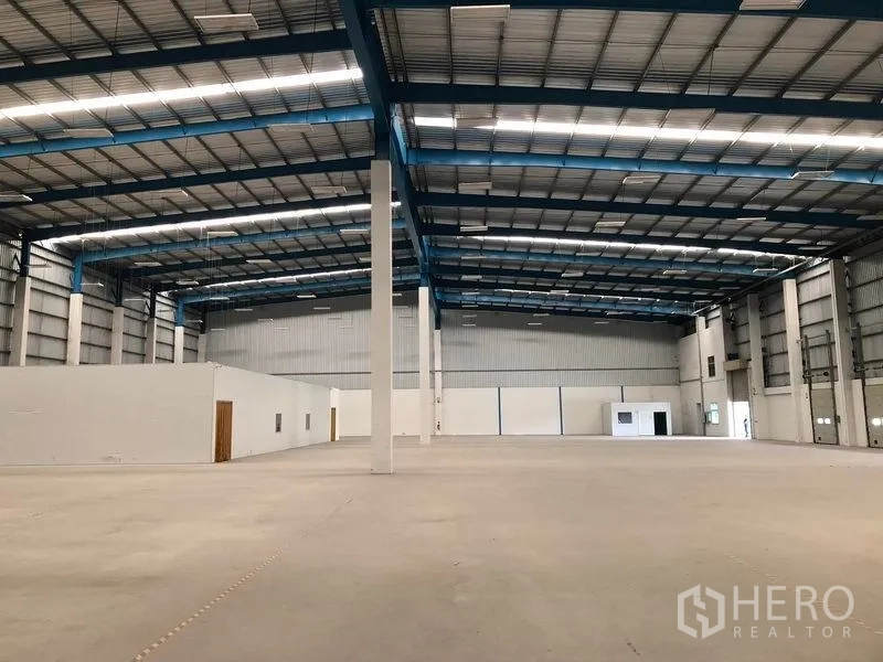 货栈 出租在Bang Phli, Samut Prakan - 大面积无柱存储空间，金属围护与明亮灯光