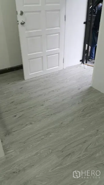 อาคารพาณิชย์ ให้เช่าในWatthana, Bangkok - ธรณีประตูภายในพร้อมประตูบานพาเนลสีขาวและพื้นลายไม้สีเทา.