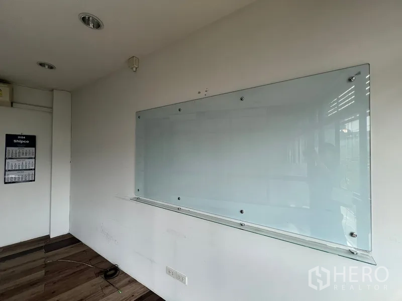 带办公室的家 出租在Phra Khanong, Bangkok - 办公室内墙挂式玻璃白板。